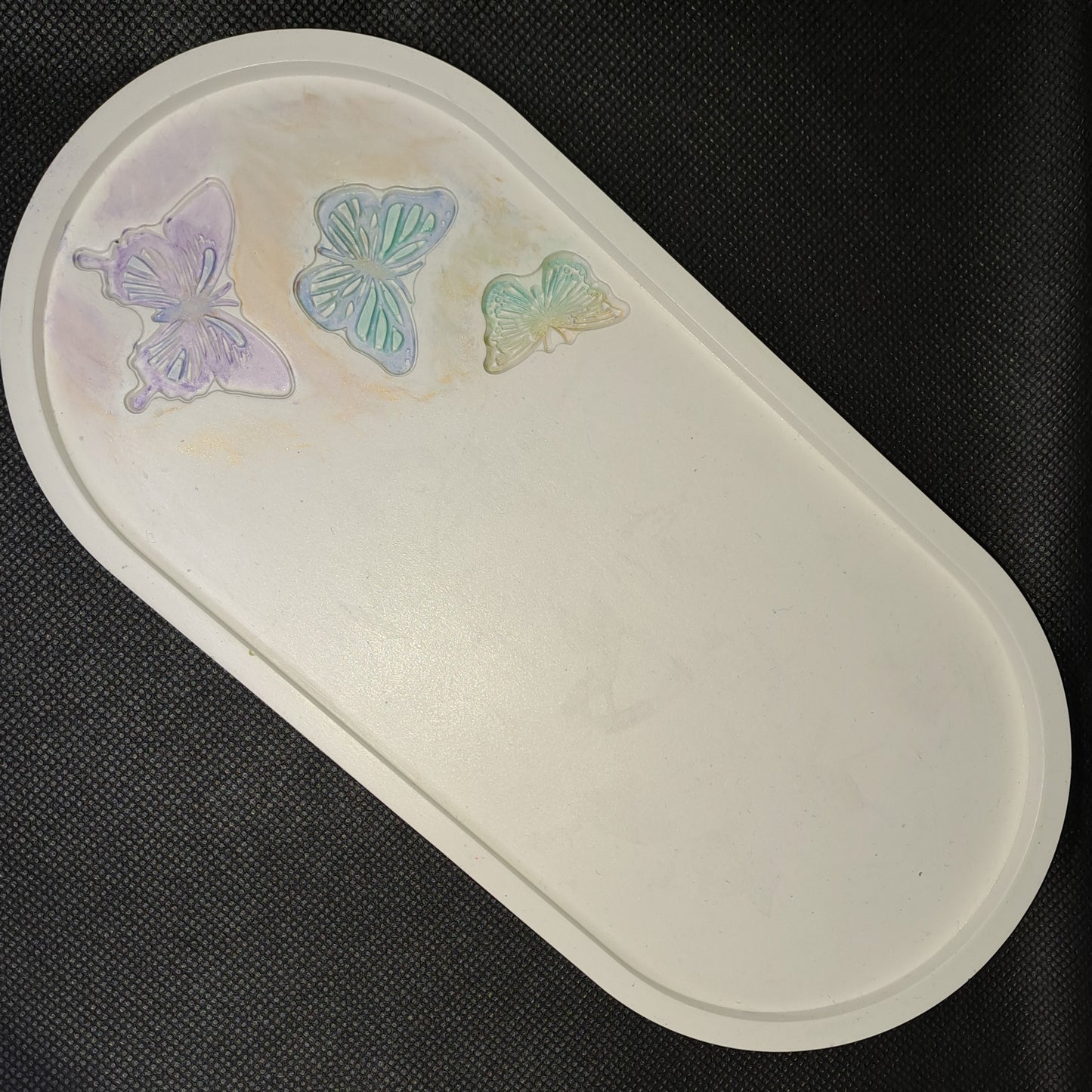 Plateau ovale marbré avec papillons gravés