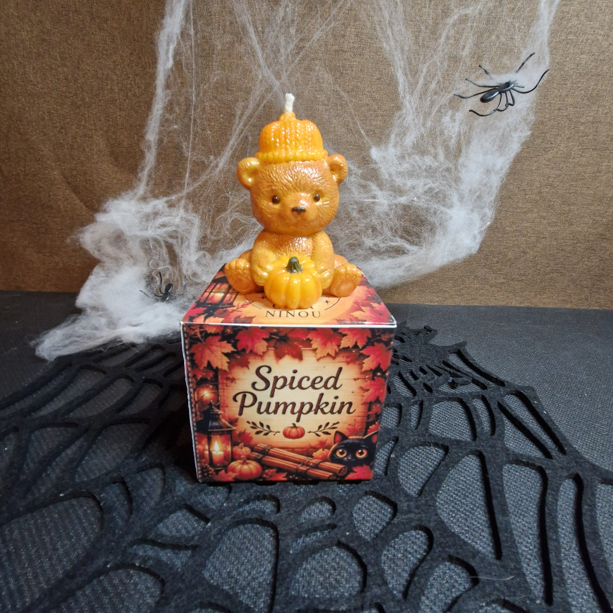 Bougie ourson et citrouille posée sur son coffret Spiced Pumpkin