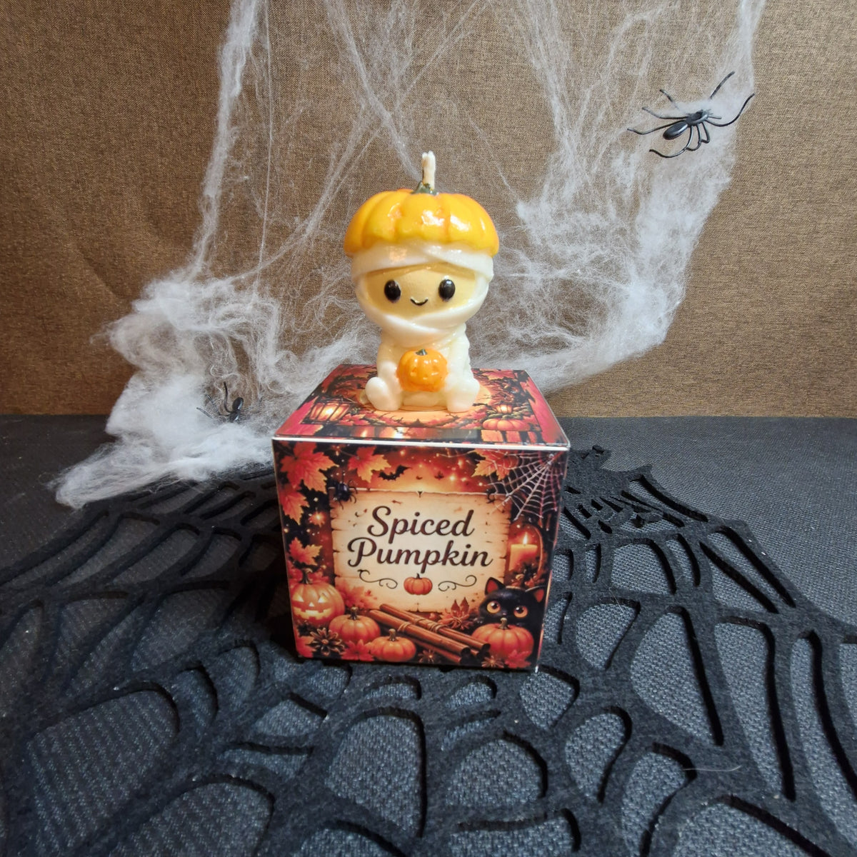 Bougie petite momie posée sur son coffret Spiced Pumpkin