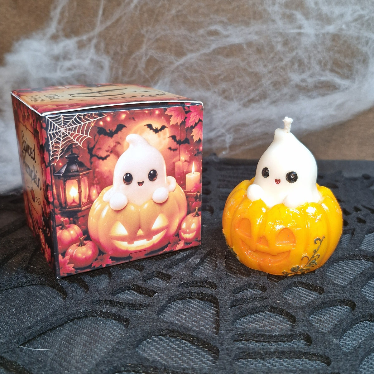 Bougie petit fantôme et citrouille avec sa boîte illustrée Spiced Pumpkin