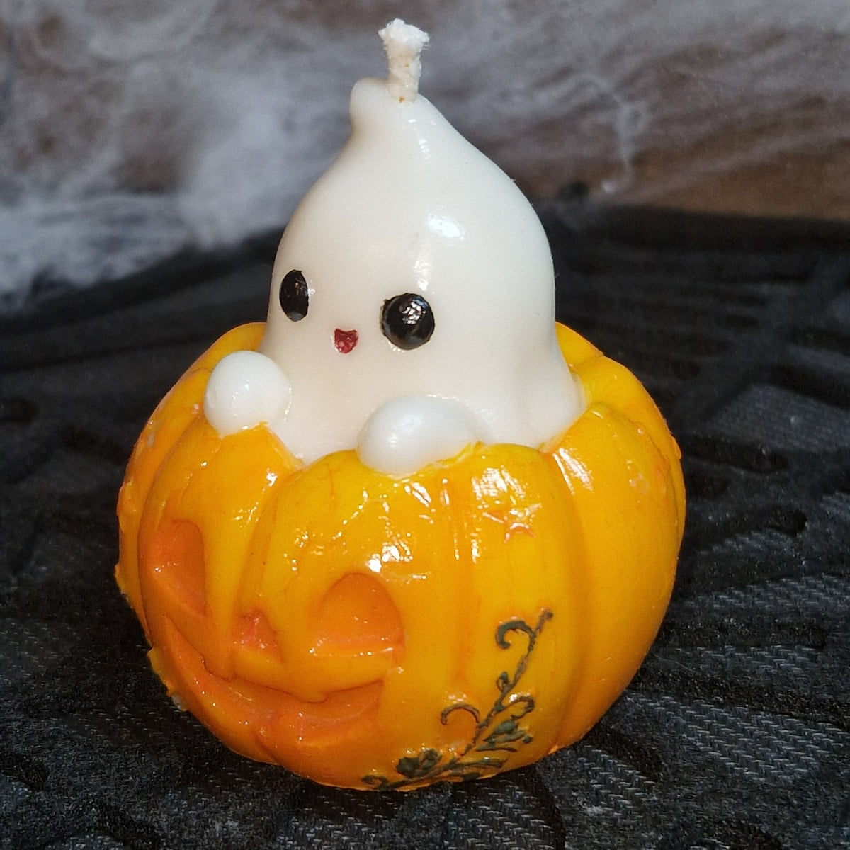 Bougie Halloween Boo & citrouille, petit fantôme souriant dans une citrouille sculptée