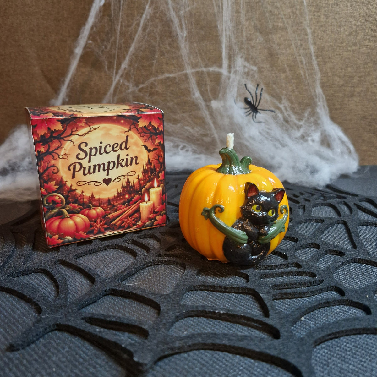 Bougie citrouille et chat noir avec sa boîte illustrée Spiced Pumpkin