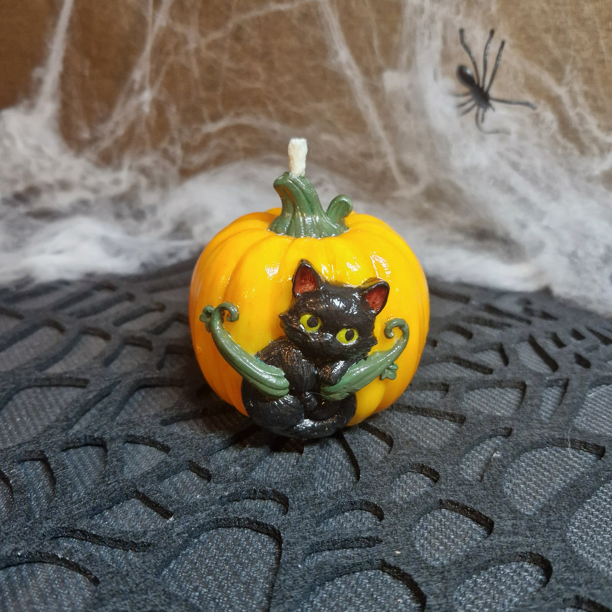 Bougie Halloween La Citrouille Ensorcelée, chat noir sur citrouille orange peinte à la main