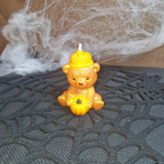 Bougie Halloween Le gardien de la citrouille, ourson au bonnet tenant une mini-citrouille