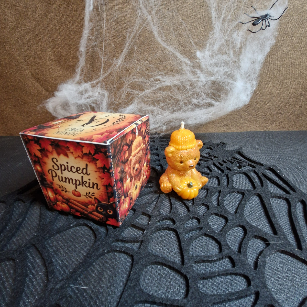 Bougie ourson au bonnet et citrouille avec sa boîte illustrée Spiced Pumpkin
