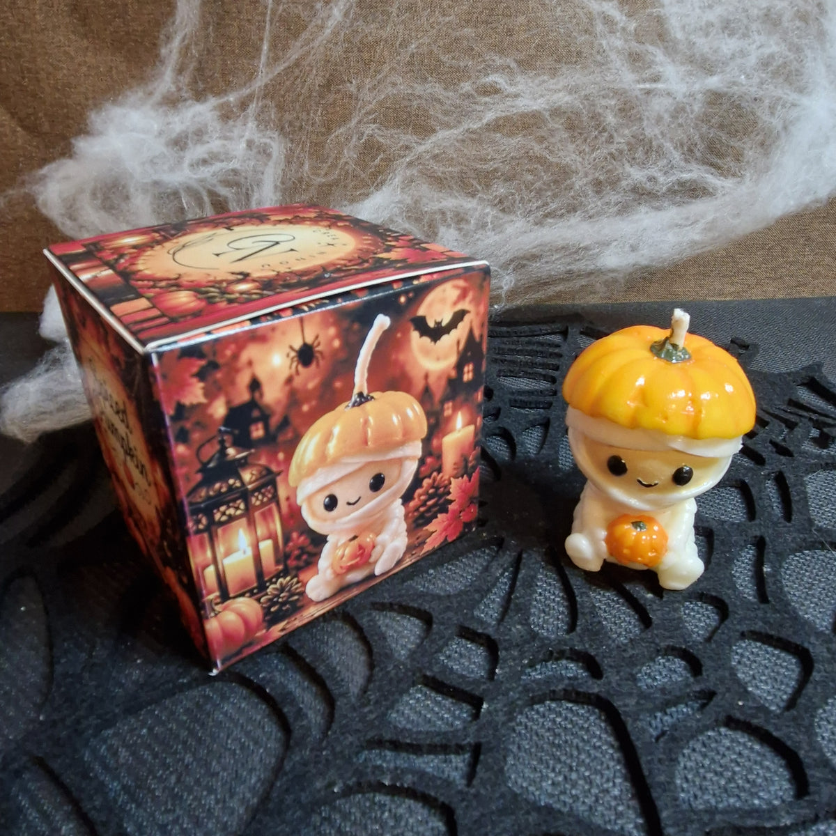 Bougie petite momie citrouille avec sa boîte illustrée Spiced Pumpkin