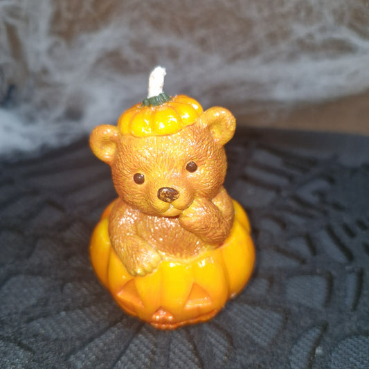 Bougie Halloween Ours-ween, ourson coiffé d’un chapeau citrouille sortant d’une citrouille