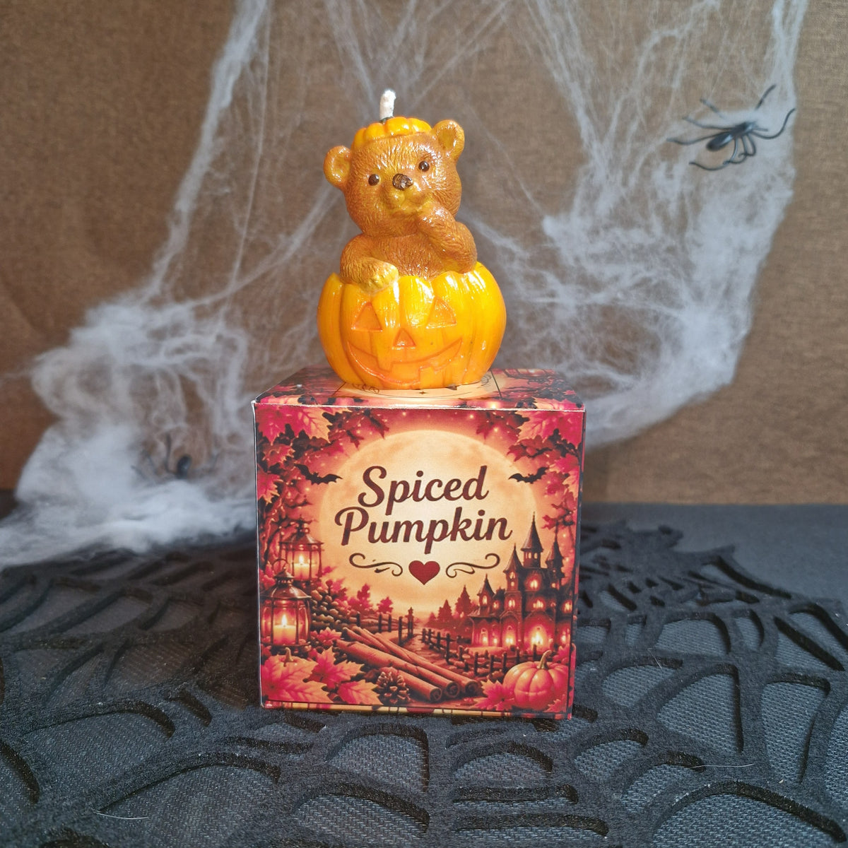 Bougie Ours-ween ourson et citrouille posée sur son coffret Spiced Pumpkin